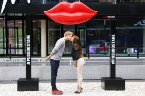 Kissing_gate_Zdeněk_Piškula_a_Týnuš_Třešničková