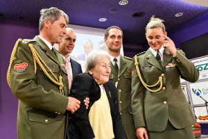 Daně Zátopkové gratulovali oštěpaři Dukly  Jan Železný, Jakub Vadlejch, Vítězslav Veselý a Barbora Špotáková