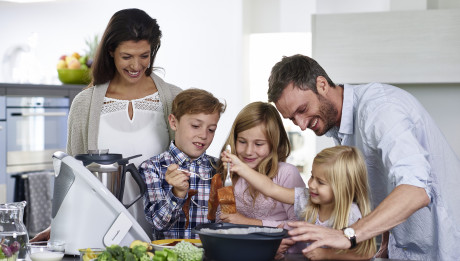 Family_cooking_with_TM-01-hpr