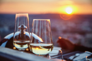 sklenka vína při západu slunce