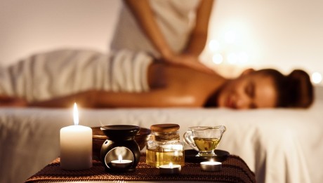 Aroma,Spa.,Woman,Enjoying,Massage,In,Luxury,Spa,With,Candle