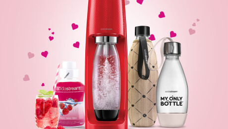 Valentýnský set SodaStream (výrobník SodaStream SPIRIT RED, My Only Bottle, neoprenový obal, příchuť malina) zakoupíte za doporučenou zvýhodněnou cenu 2199 Kč.