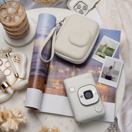 online and social-(High res) instax mini LiPlay - Lifestyle images - 13c Lifestyle Misty White