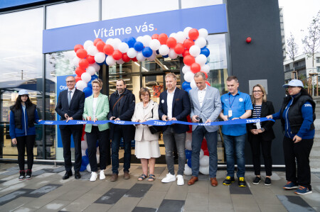 Slavnostního otevření nové prodejny Tesco se zúčastnil i starosta městské části Praha 12 Vojtěch Kos